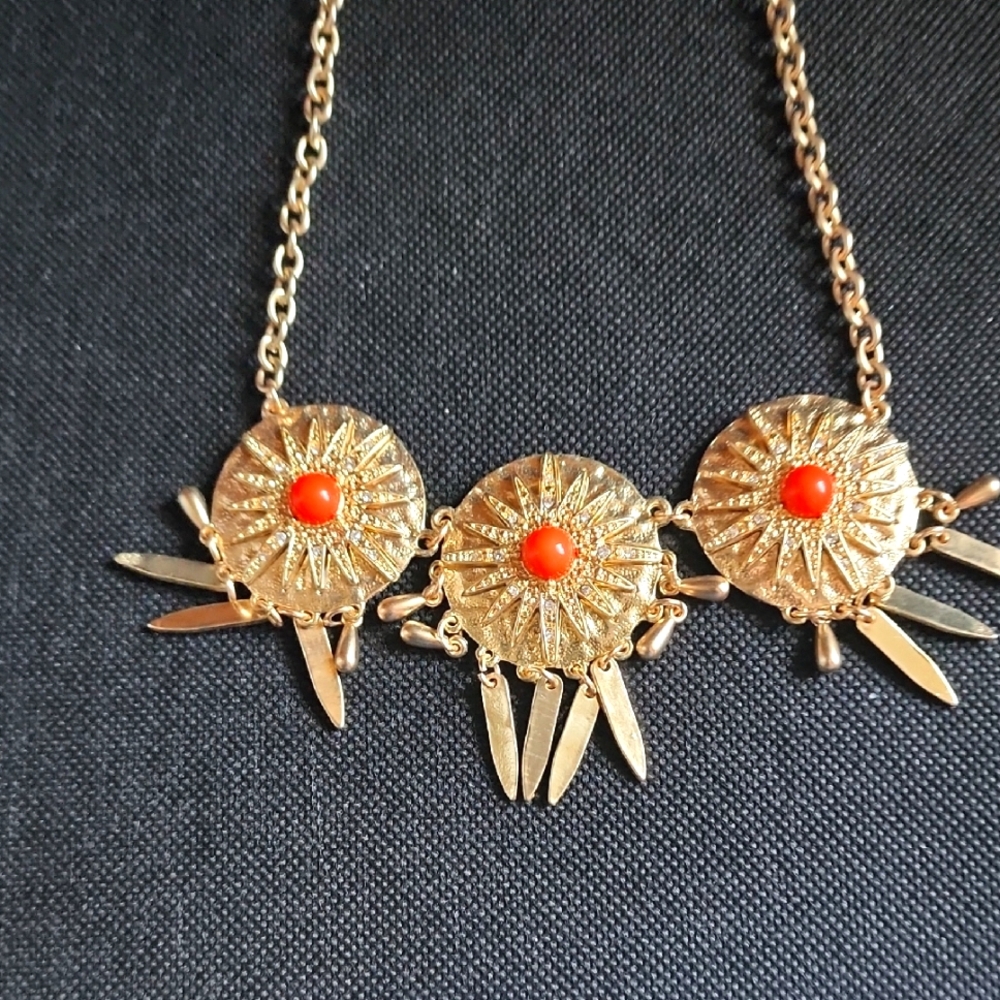 Elegant Gold Toned and Orange Stone Necklace....mesures 19 Inches